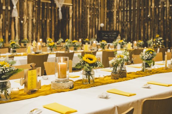 Tischdekoration in gelb